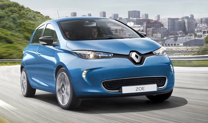 Blue Renault Zoe duriving in a city