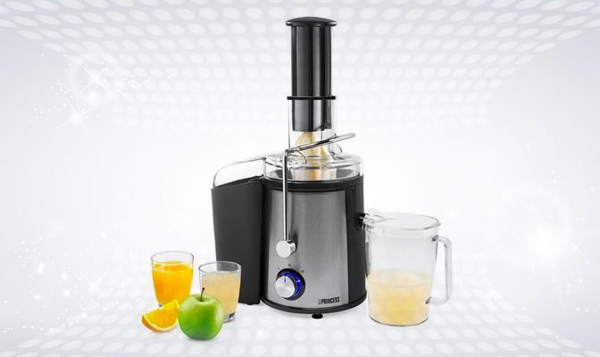 Juice extractor with 2 glasses of juice and a jug